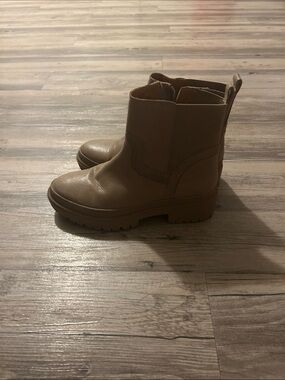Lucky Brand Women’s Tan Lug-Sole Chelsea Booties